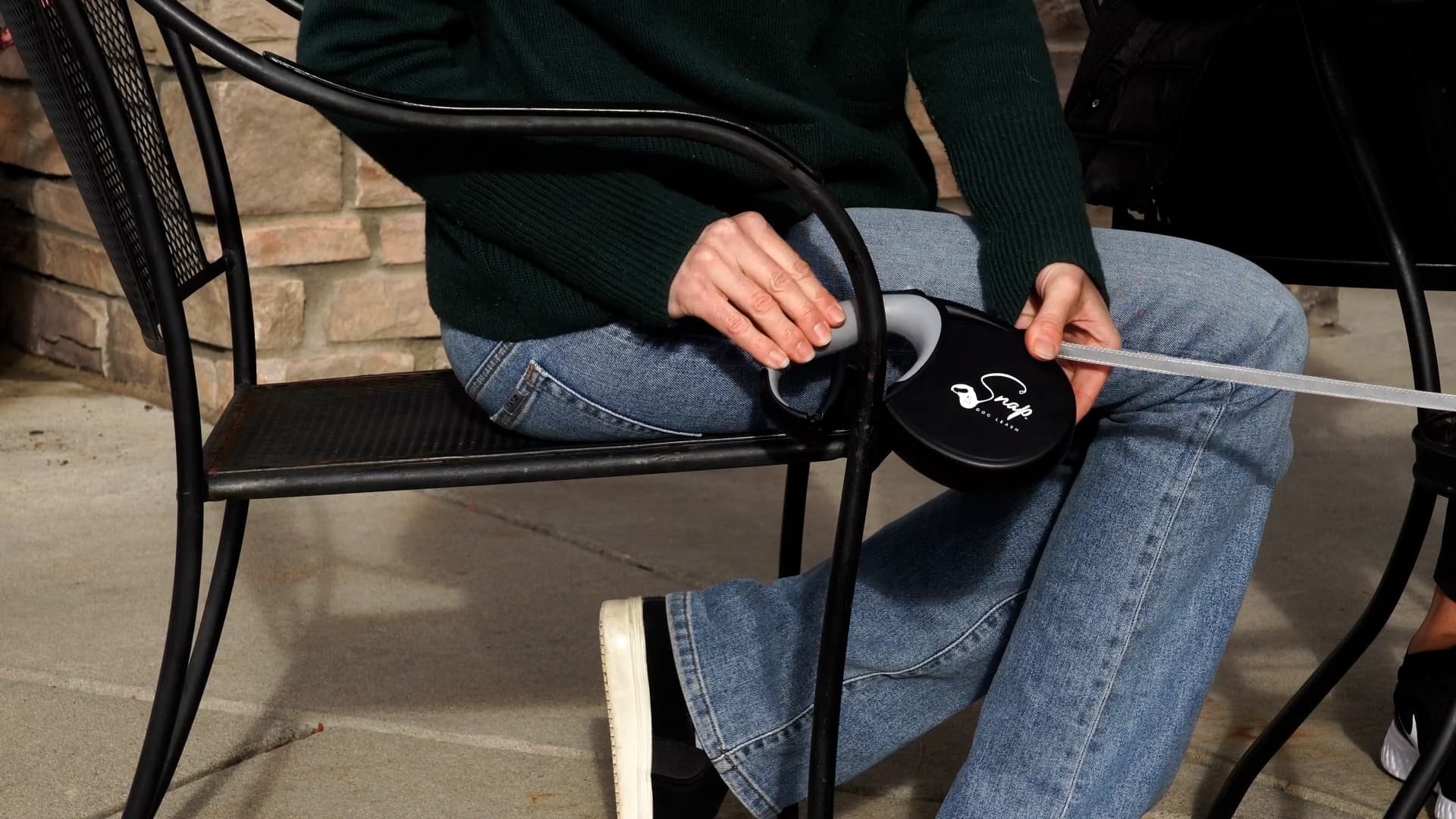 One-touch brake and lock on the retractable dog leash with clip